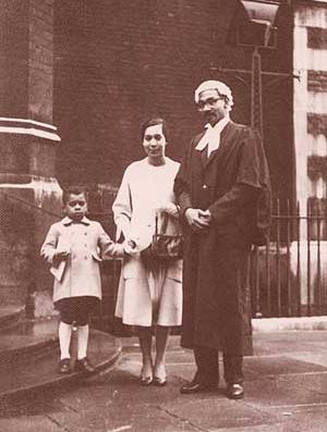 Kipling with his wife Leslie and son Mark